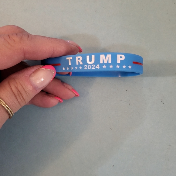 New Pair of Trump 2024 Silicone Support Bracelets - Picture 2 of 5